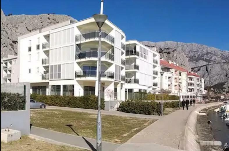 Granny Mira Apartment Omiš Exterior foto