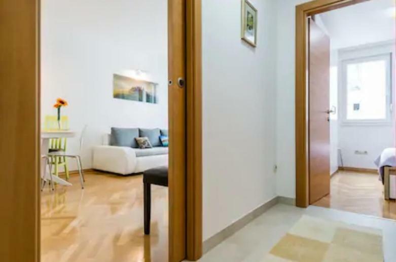Granny Mira Apartment Omiš Exterior foto